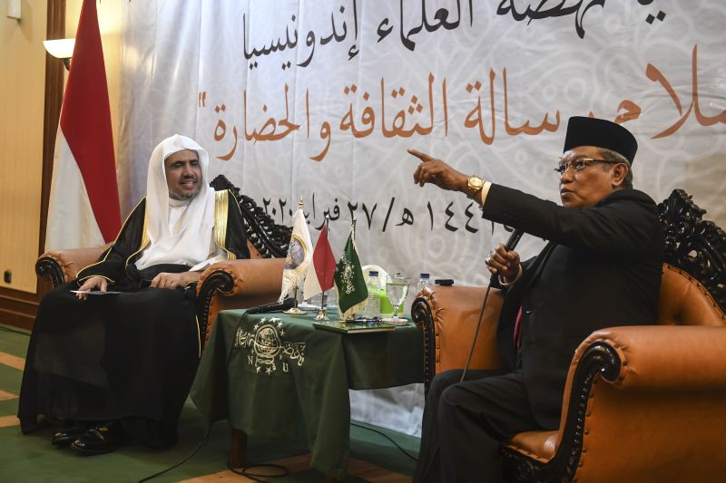 Ketua Umum PBNU KH Said Aqil Siroj (kanan) berbincang dengan Sekjen Rabithah Alam Islami Syekh Muhammad bin Abdul Karim al-Issa, melakukan pertemuan di kantor PBNU, Jakarta, Kamis (27/2). /Foto Antara
