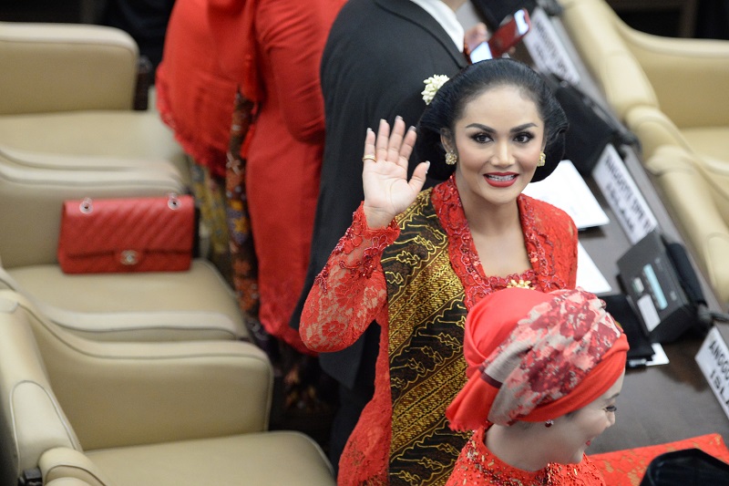 Diva Pop Indonesia Krisdayanti dilantik sebagai anggota DPR dari PDI Perjuangan. / Antara Foto