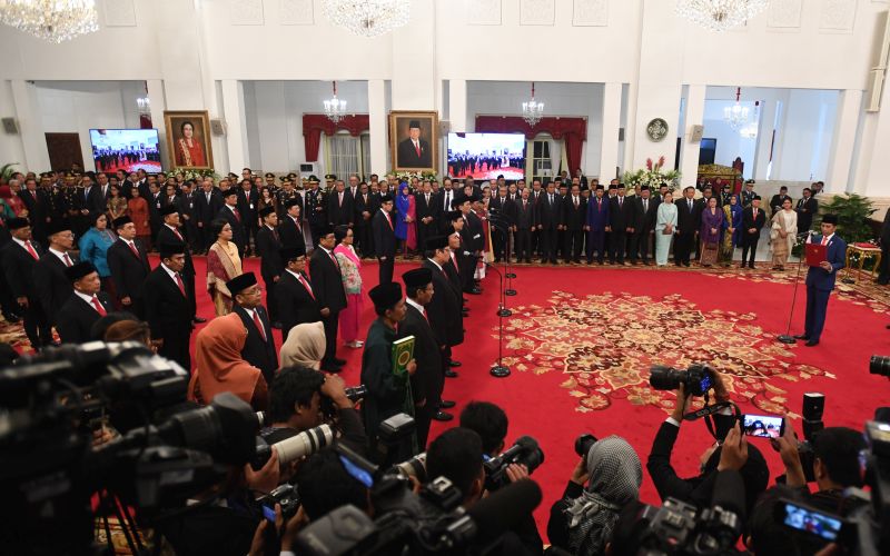 Presiden Joko Widodo bersiap mengambil sumpah jajaran menteri dalam rangkaian pelantikan Kabinet Indonesia Maju di Istana Merdeka, Jakarta, Rabu (23/10). /Antara Foto
