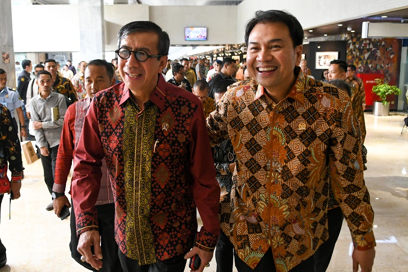 Wakil Ketua DPR Azis Syamsuddin (kanan) dari Golkar memiliki kekayaan Rp95 miliar. / Antara Foto