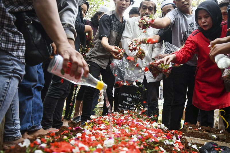 Keluarga dan kerabat menghadiri prosesi pemakaman korban demo ricuh Akbar Alamsyah di Taman Pemakaman Umum (TPU) kawasan Cipulir, Kebayoran Lama, Jakarta, Jumat (11/10). / Antara Foto