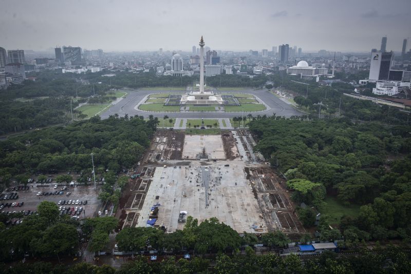 Suasana pembangunan Plaza Selatan Monumen Nasional (Monas) di Jakarta, Senin (20/1). Foto Antara/Aprillio Akbar