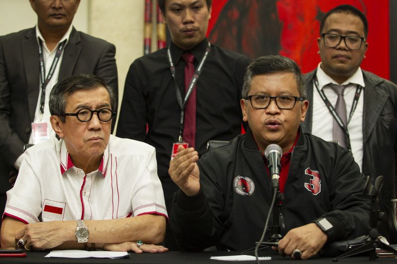 Sekjen PDIP Hasto Kristiyanto (kanan) didampingi Ketua DPP Bidang Hukum, HAM dan Perundang-Undangan Yasonna Laoly (kiri) saat menyampaikan keterangan pers di kantor DPP PDIP, Jakarta, Rabu (15/1). /Foto Antara