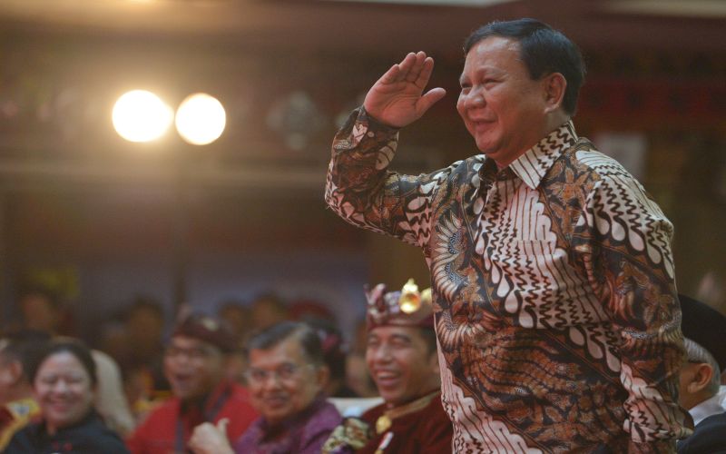Ketua Umum Partai Gerindra Prabowo Subianto memberi hormat kepada Ketua Umum DPP PDIP Megawati Soekarnoputri saat hadir pada pembukaan Kongres V PDIP di Sanur, Bali, Kamis (8/8). /Antara Foto
