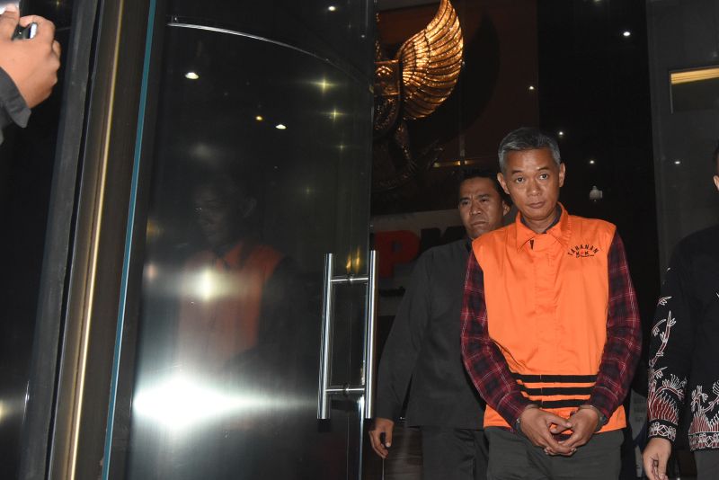 Mantan Komisioner KPU Wahyu Setiawan (kanan) meninggalkan Gedung KPK usai menjalani pemeriksaan di Jakarta, Selasa (21/1). Foto Antara