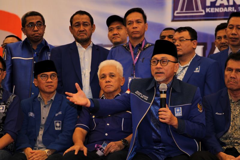 Ketua Umum PAN periode 2020-2025 Zulkifli Hasan (kedua kanan), Ketua MPP PAN Hatta Rajasa (kedua kiri) dan sejumlah pengurus PAN memberi keterangan pers pada Kongres V PAN di Kendari, Sulawesi Tenggara, Rabu (12/2). /Foto Antara