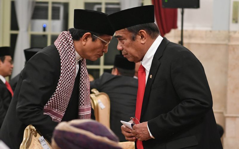 Menteri Agama Fachrul Razi (kanan) berbincang dengan Imam Besar Masjid Istiqlal KH Nasaruddin Umar saat menghadiri peringatan Maulid Nabi Muhammad SAW Tahun 1441 H/2019 M di Istana Negara, Jakarta, Jumat (8/11). /Antara Foto