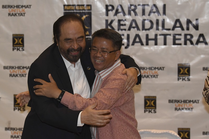 Ketua Umum Partai NasDem Surya Paloh berpelukan dengan Presiden PKS Sohibul Iman. / Antara Foto