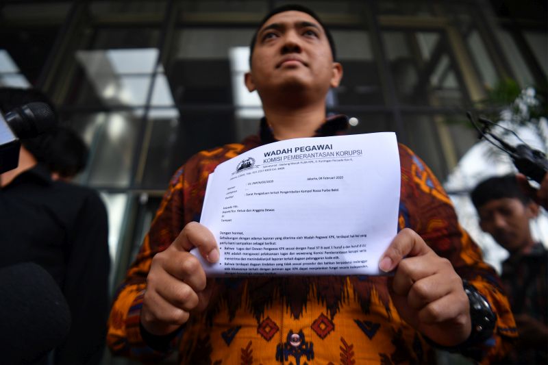 Ketua Wadah Pegawai (WP) KPK Yudi Purnomo Harahap memberikan keterangan kepada wartawan di Kantor KPK, Jakarta Selatan, Jumat (7/2). /Foto Antara