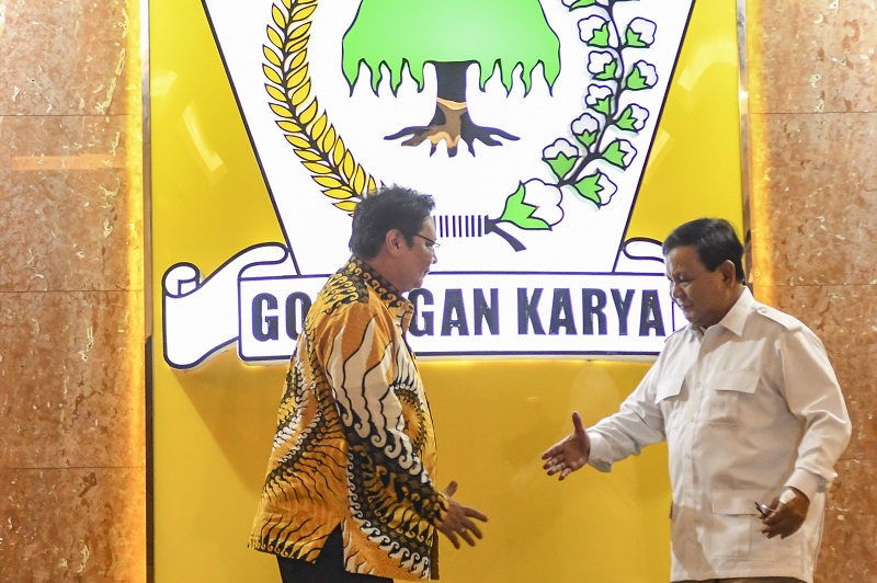 Ketua Umum Partai Golkar Airlangga Hartarto (kiri) berjabat tangan dengan Ketua Umum Partai Gerindra Prabowo Subianto (kanan) usai melakukan pertemuan di Kantor DPP Partai Golkar, Jakarta, Selasa (15/10). / Antara Foto