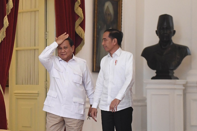 Presiden Joko Widodo (kanan) berjalan bersama Ketua Umum Partai Gerindra Prabowo Subianto (kiri) usai melakukan pertemuan di Istana Merdeka, Jakarta, Jumat (11/10). / Antara Foto