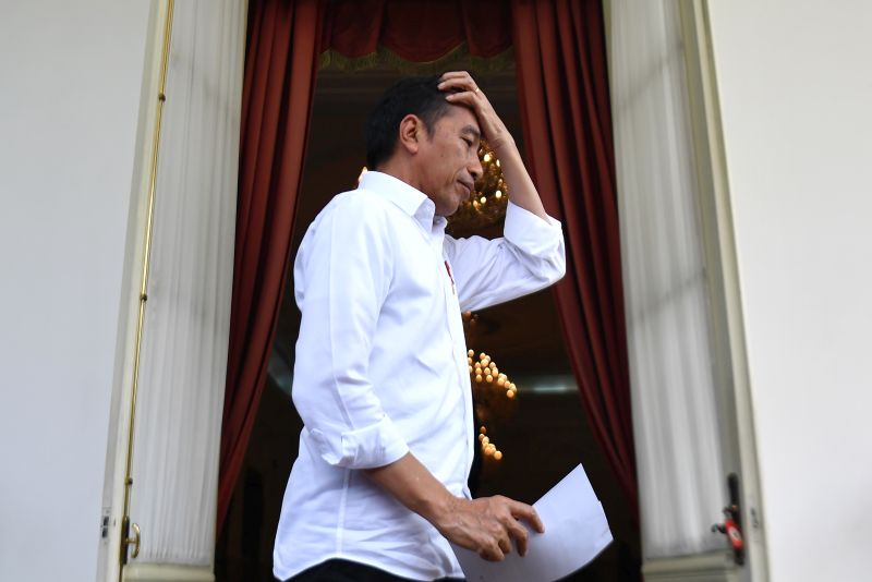 Presiden Joko Widodo bergegas usai menyampaikan keterangan kepada wartawan di beranda belakang Istana Merdeka, Jakarta, Selasa (3/3). /Foto Antara
