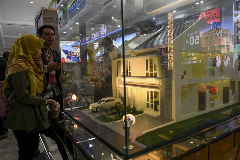 Pengunjung mendapatkan penjelasan dari pihak pengembang perumahan saat pameran hunian Indonesia Property Expo 2020 di Jakarta Convention Center, Senayan, Jakarta, Sabtu (15/2)./ Antara Foto