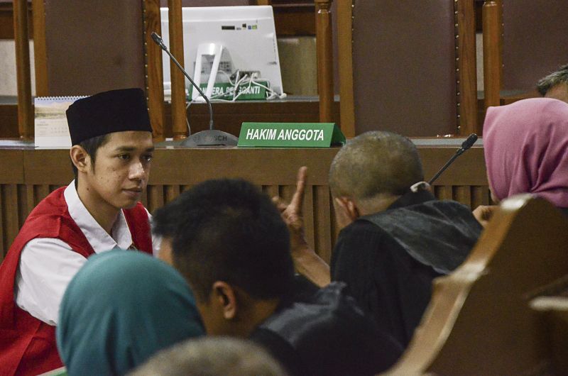 Terdakwa kasus unjukrasa saat aksi pelajar Dede Lutfi Alfiandi (kiri) berdiskusi dengan kuasa hukumnya sebelum mengikuti persidangan di Pengadilan Negeri Jakarta Pusat, Rabu (29/1). Foto Antara/Fakhri Hermansyah