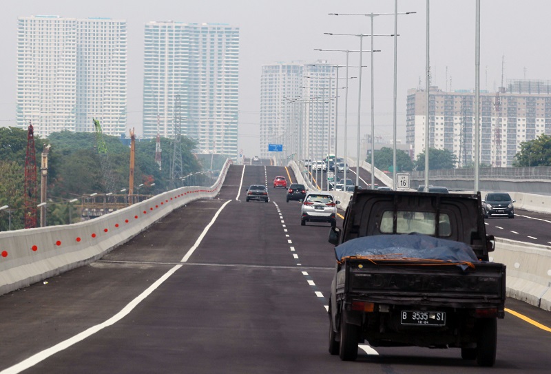 Sejumlah kendaraan mobil golongan satu melintas di atas jalan Tol Layang (Elevated) Jakarta - Cikampek (Japek) di Bekasi, Jawa Barat, Minggu (15/12). / Antara Foto