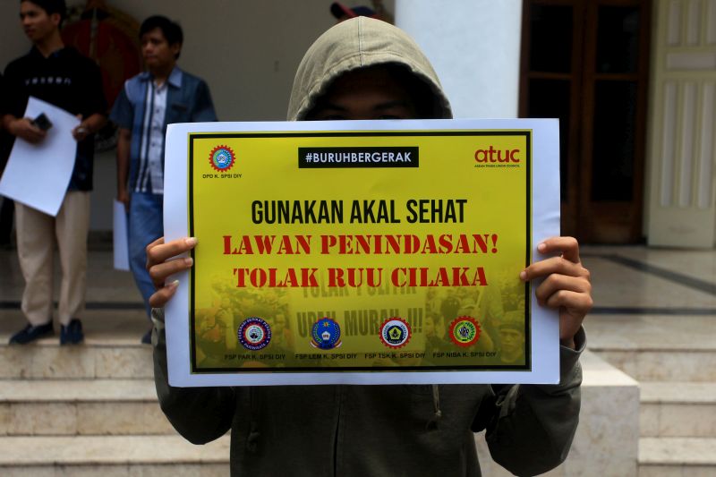 Aktivis buruh Daerah Istimewa Yogyakarta (DIY) melakukan aksi damai di depan kantor DPRD D.I Yogyakarta, Yogyakarta, Rabu (12/2). /Foto Antara