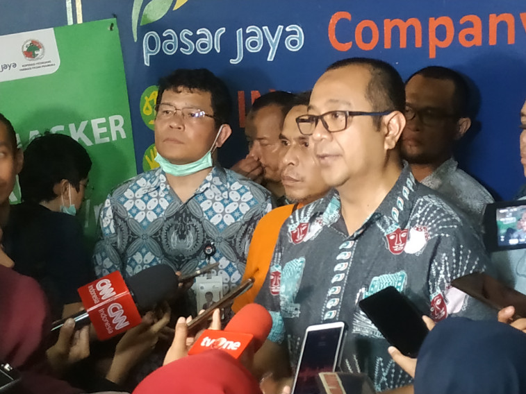 Direktur Utama Perumda Pasar Jaya, Arief Nasrudin (kanan), memberikan keterangan pers soal operasi pasar berupa penjualan masker di Pasar Pramuka, Jakarta Timur, Kamis (5/3/2020). Alinea.id/Ardiansyah Fadli