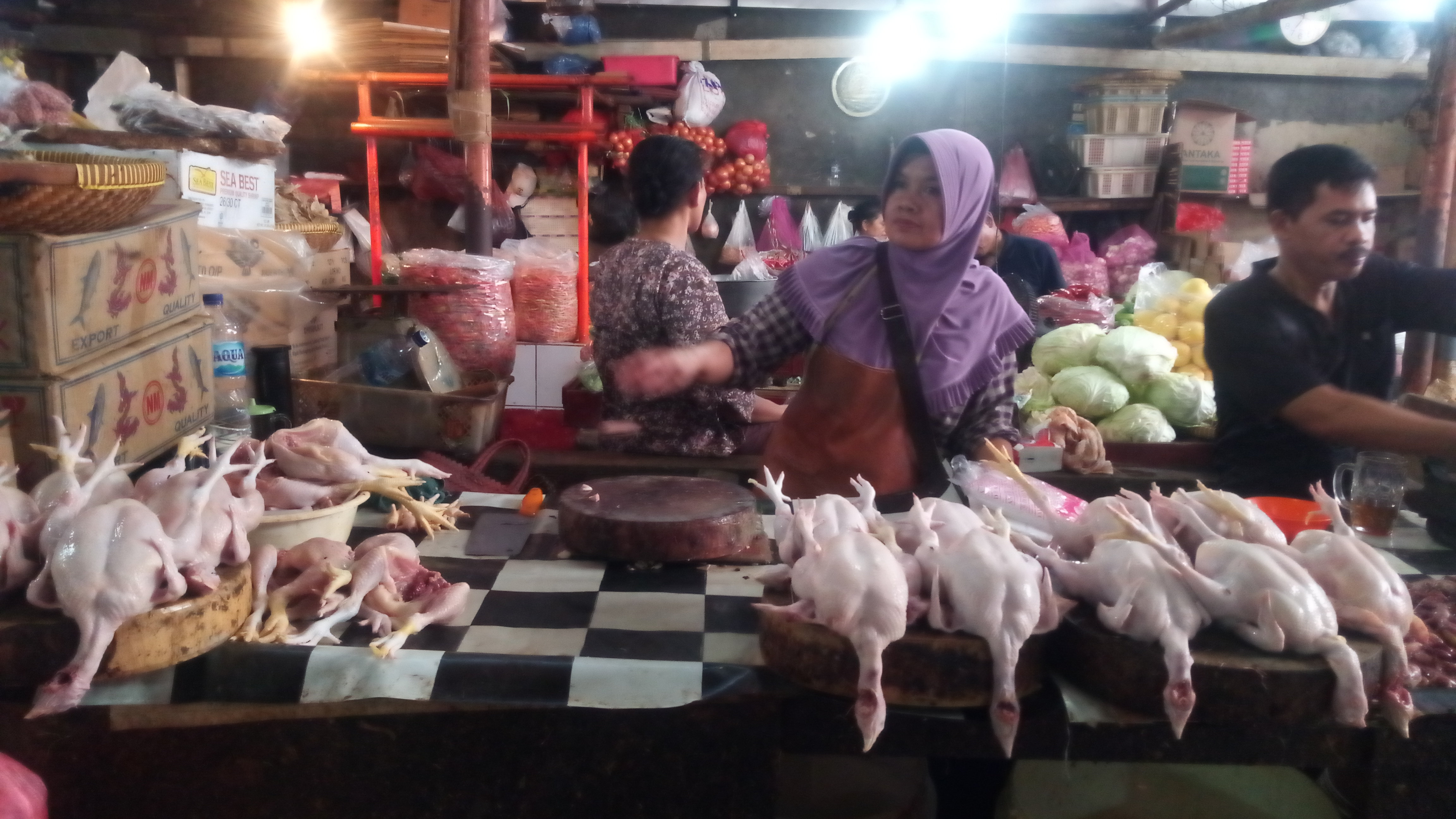 Pedagang ayam di Pasar Kebayoran Baru mengeluhkan turunnya penjualan ayam karena masyarakat DKI Jakarta memilih berbelanja daging ayam di pasar swalayan.Alinea.id/Eka S. 