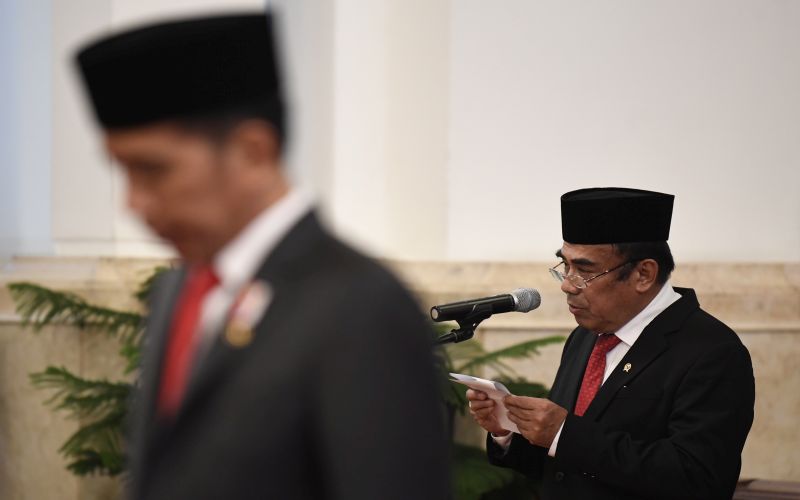 Menteri Agama Fachrul Razi membacakan doa saat upacara penganugerahan gelar pahlawan nasional di Istana Negara, Jakarta, Jumat (8/11). /Antara Foto