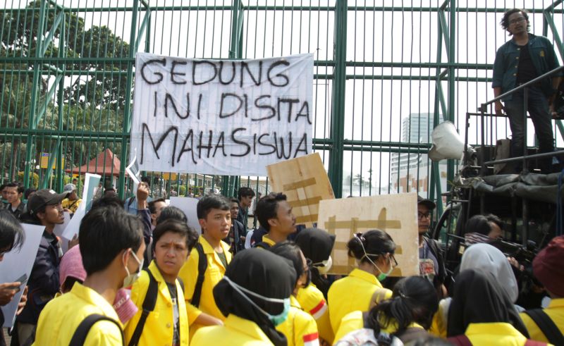 Mahasiswa melakukan aksi demonstrasi di depan Gedung DPR RI, Jakarta. Antara Foto