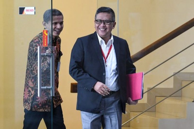 Sekjen PDIP Hasto Kristiyanto (kanan) berjalan meninggalkan ruangan usai menjalani pemeriksaan di gedung KPK, Jakarta, Jumat (24/1). /Antara Foto