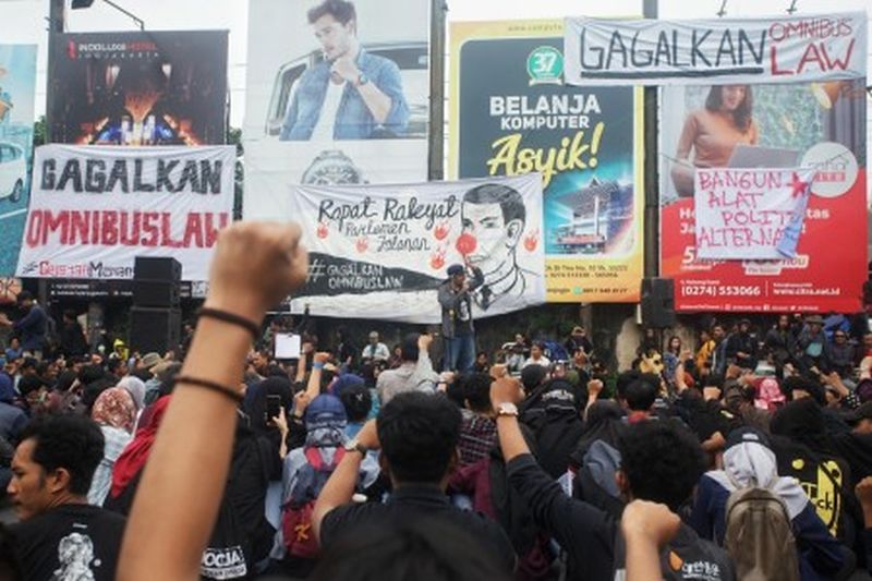Aktivis yang tergabung dalam Aliansi Rakyat Bersatu (ARB) melakukan aksi damai #GejayanMemanggil Menolak Omnibuslaw di Gejayan, Sleman, D.I Yogyakarta, Senin (9/3). /Foto Antara