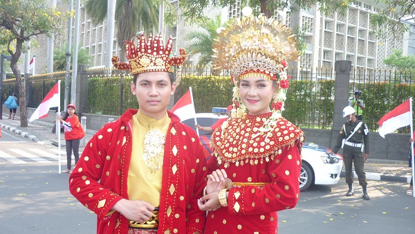 Rafil dan Saskia, pasangan pemuda yang mengenakan pakaian adat khas Jambi dalam atraksi di bundaran depan Patung Kuda, Jalan Merdeka Barat, Jakarta Pusat, Minggu (20/10). Alinea.id/Robertus Rony Setiawan