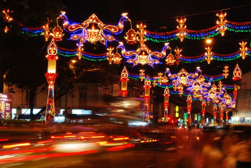 Deepavali. Dikenal juga dengan nama “Diwali” atau “Festival Cahaya”, Deepavali merupakan festival budaya sangat penting di Singapura.