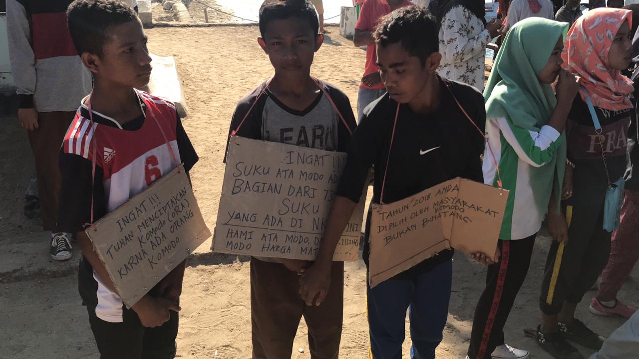 Para pemuda dan ibu-ibu juga membawa sejumlah pesan yang tertulis pada potongan-potongan kardus bekas. Mereka memprotes penutupan Pulau Komodos.Alinea/Robertus Rony