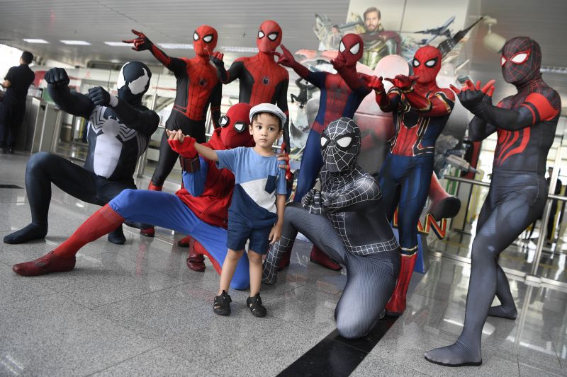 Komunitas Spiderman, Spider Verse.id, berpose bersama pengguna LRT di sela penggalangan dana untuk pasien hidrosefalus di Stasiun LRT Velodrome, Jakarta, Minggu (21/7)./ Antara Foto