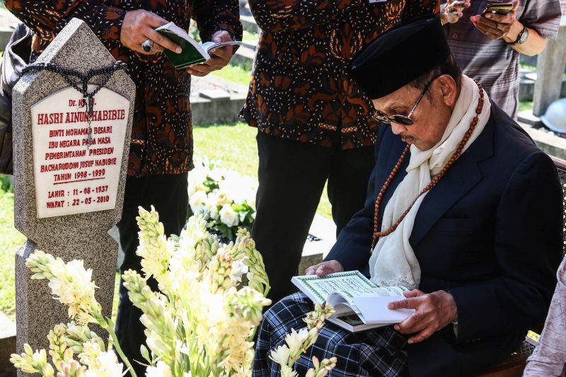 BJ Habibie saat berziarah ke makam istrinya, Hasri Ainun Besari di Taman Makam Pahlawan Kalibata./ Antara Foto
