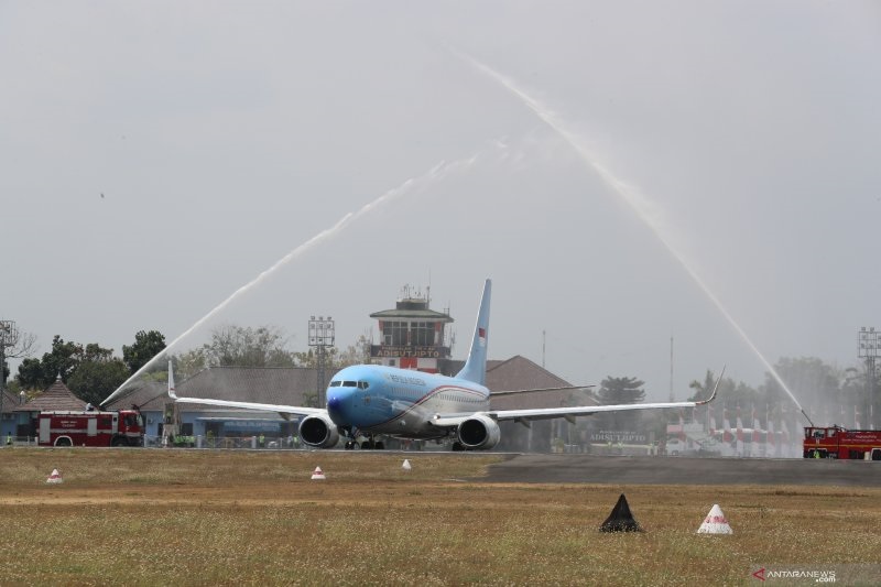 Pesawat Kepresidenan RI yang ditumpangi Wakil Presiden Jusuf Kalla, mendapat penghormatan water salute di Landasan Udara Adi Sutjipto Yogyakarta, Kamis (10/10).AntaraFoto