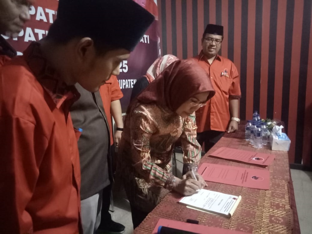 Incumbent Bupati Serang Ratu Tatu Chasanah yang juga adik Ratu Atut Chosiyah mendaftarkan diri lewat PDIP.Alinea/Khaerul Anwar