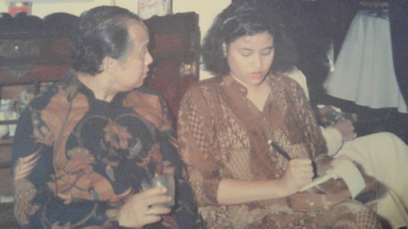 Mantan wartawan Tempo Linda Djalil (kanan) tengah mewawancarai BJ Habibie (kiri)./ dok. Linda Djalil