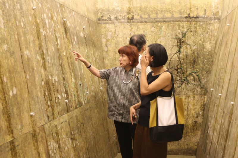 Pengunjung mengamati seni instalasi Kroraj Lirtuaria karya Syaiful Garibaldi yang berbentuk talud di Art Jog MMXIX. Alinea.id/Robertus Rony Setiawan