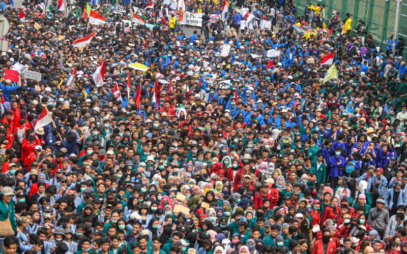 Mahasiswa dari berbagai perguruan tinggi di Indonesia melakukan aksi unjuk rasa di depan kompleks Parlemen, Senayan, Jakarta, Selasa (24/9). /Antara Foto