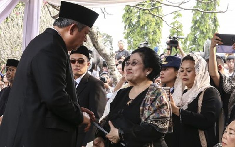 Presiden ke-6 Susilo Bambang Yudhoyono (kiri) berbincang dengan Presiden Ke-5 Megawati Soekarnoputri (kanan) saat menghadiri pemakaman ibu negara Ani Yudhoyono di Taman Makam Pahlawan Nasional Utama (TMP) Kalibata, Jakarta, Minggu (2/6). /Antara Foto