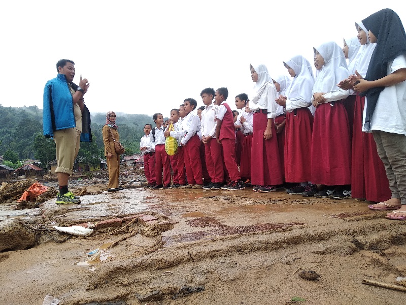 Hari pertama masuk sekolah di sekolah terdampak banjir di Lebak.Alinea.id/Khaerul Anwar