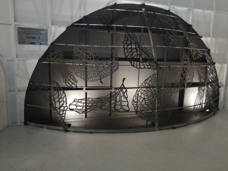  Seni instalasi “Daun Khatulistiwa (Domus Frosiquilo)” karya Teguh Ostenrik dalam pameran seni rupa Art Jog MMXIX. Alinea.id/Robertus Rony Setiawan