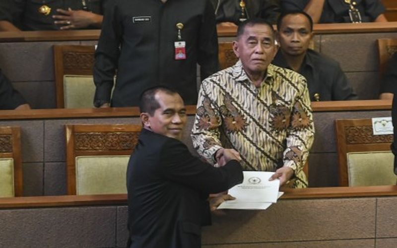 Menhan Ryamizard Ryacudu (kanan) berjabat tangan dengan Ketua Komisi I DPR RI Abdul Kharis Almasyari (kiri) saat menyerahkan berkas hasil pembahasan RUU Pengelolaan Sumber Daya Nasional untuk Pertahanan Negara (PSDN) pada Rapat Paripurna ke-11 DPR Masa Persidangan I Tahun Sidang 2019-2020 di Kompleks Parlemen Senayan, Jakarta, Kamis (26/9). /Antara Foto