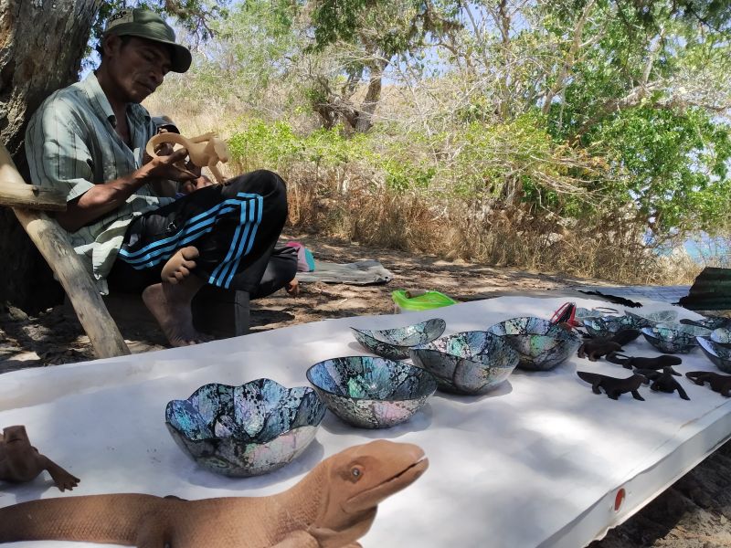 Warga setempat menjajakan suvenir khas Pulau Komodo. Alinea.id/Robertus Rony Setiawan