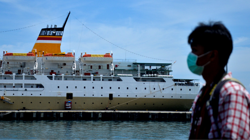 KM Lambelu bersandar usai beberapa ABK-nya dinyatakan positif Covid-19 di Pelabuhan Peti Kemas, Makassar, Sulawesi Selatan, Selasa ( 14/4/2020). Foto Antara/Abriawan Abhe