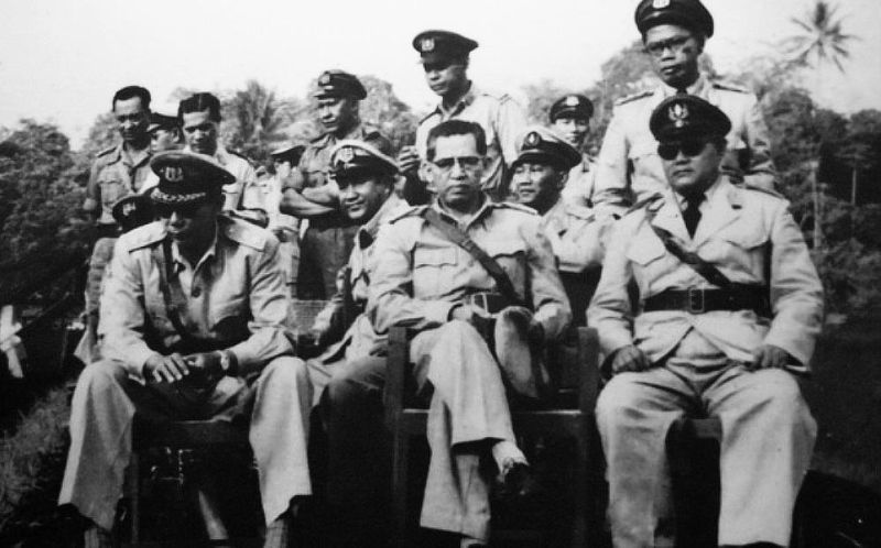 Kepala kepolisian nasional pertama Raden Said Soekanto (duduk di sebelah kiri). /Foto dokumentasi Polri
