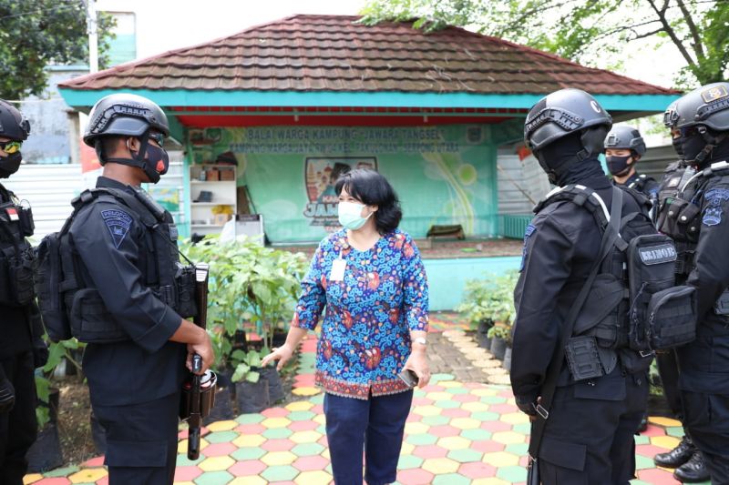 Anggota Komisi Kepolisian Nasional (Kompolnas) Poengky Indarti saat berkunjung ke salah satu kampung tangguh di Serpong, Tangerang, Banten. Foto dokumentasi Kompolnas