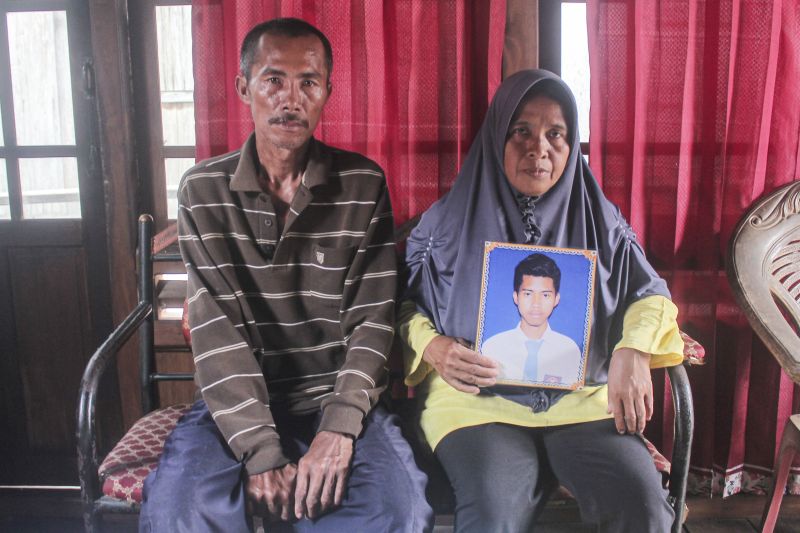 Orang tua dari Ari (24), salah satu Anak Buah Kapal (ABK) Long Xing 629 menunjukkan foto anaknya di Desa Serdang Menang, Sirah Pulau Padang, Kabupaten Ogan Komering Ilir, Sumatera Selatan, Sabtu (9/5/2020). Foto Antara/Triyan Wahyudi.