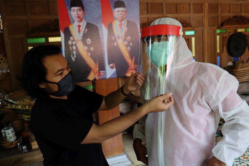Relawan dari gerakan Nyalakan Cahaya membuat Alat Pelindung Diri (APD) jenis Face Shield atau pelindung wajah di Solo, Jawa Tengah, Rabu (1/4/2020). Foto Antara/Maulana Surya.