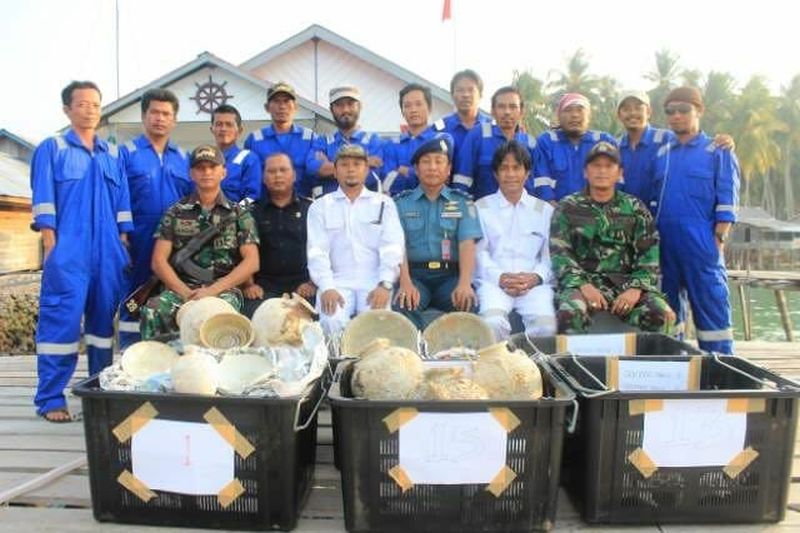  Proses pengangkatan benda muatan kapal tenggelam (BMKT) di perairan Pulau Lingga, Kepulauan Riau yang diawasi TNI AL./Dokumentasi Harry Satrio.