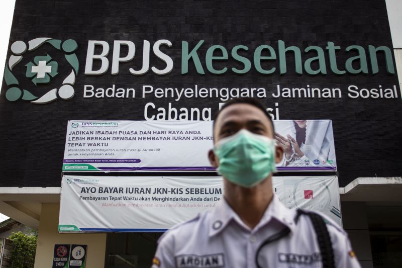 Petugas keamanan berjaga di depan kantor BPJS Kesehatan di Bekasi, Jawa Barat, Rabu (13/5/2020). Foto Antara/Dhemas Reviyanto.