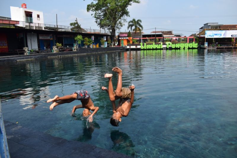 Dua orang anak terjun ke kolam tempat wisata air Umbul Ponggok, Desa Ponggok, Klaten, Jawa Tengah./Foto dokumentasi Junaedi Mulyono.