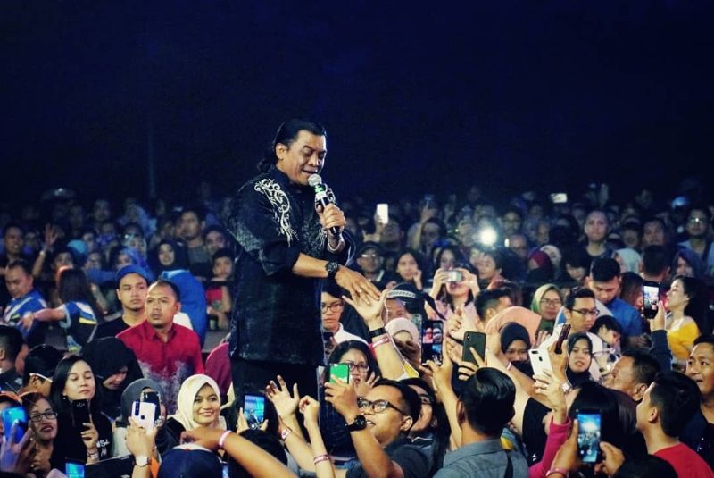  Didi Kempot bernyanyi di tengah penggemarnya, yang mayoritas generasi muda saat konser bertajuk Pahlawan Sakit Hati di Dyandra Convention Center, Surabaya, Jawa Timur (5/11/2019). Foto Instagram didikempot_official.